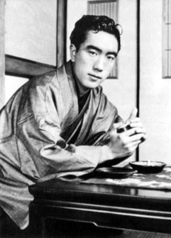 yukio-mishima-plainclothes